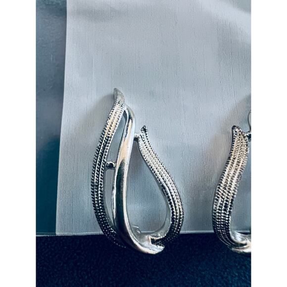 Vintage Sarah Coventry Clip-On Earrings Silver Tone Textured Teardrop Design - Picture 3 of 8